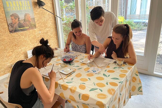 private-souvenir-creation-in-dutch-delft-blue-from-netherlands-2