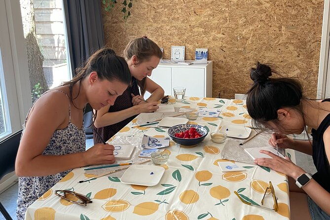 private-souvenir-creation-in-dutch-delft-blue-from-netherlands