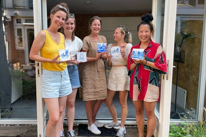 private-souvenir-creation-in-dutch-delft-blue-from-netherlands