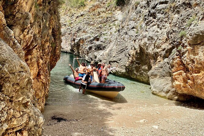 private-speedboat-for-the-grand-tour-of-national-park-grama-bay
