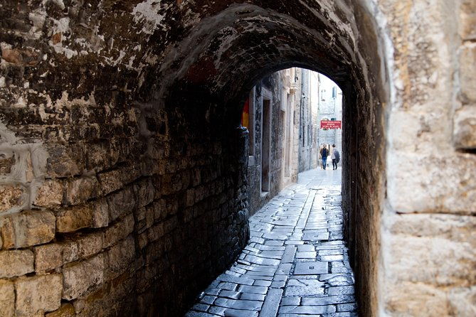 private-split-walking-tour-with-cathedral-entrance