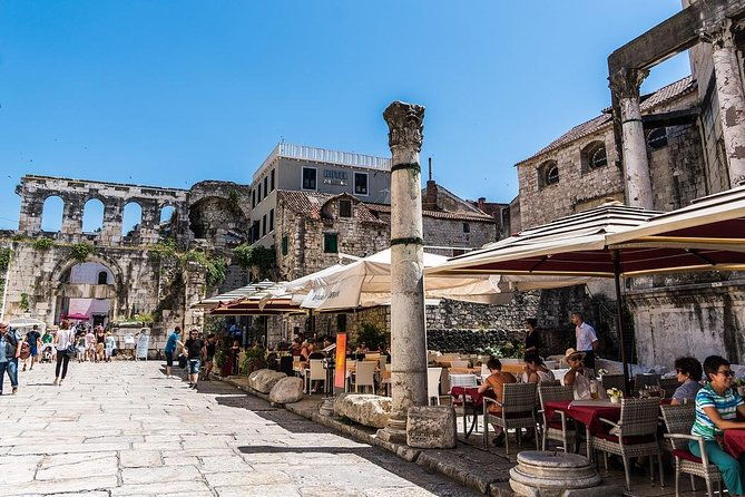 private-split-walking-tour-with-cathedral-entrance