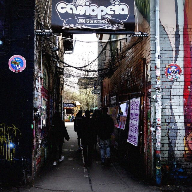 private-street-art-walking-tour-in-berlin-friedrichshain