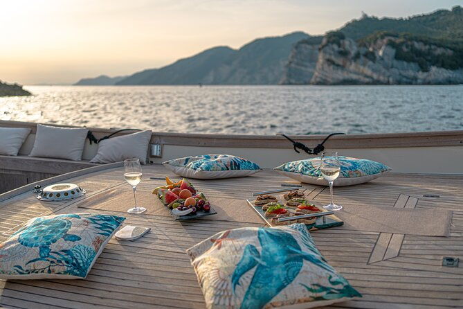 private-sunset-aperitif-on-a-boat-in-the-gulf-of-poets