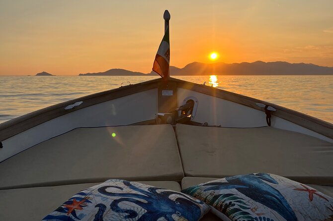 private-sunset-aperitif-on-a-boat-in-the-gulf-of-poets