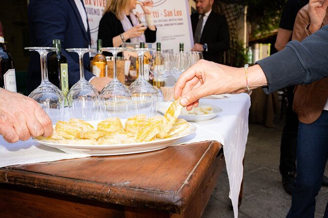 private-tasting-of-organic-wines-in-the-cellar-in-arezzo