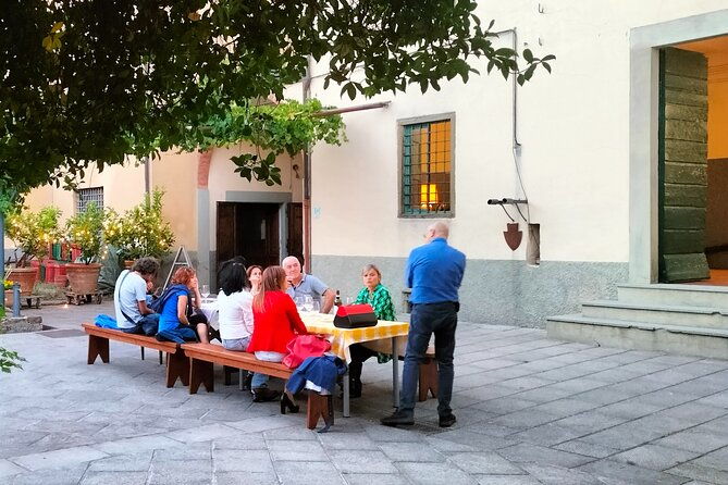 private-tasting-of-organic-wines-in-the-cellar-in-arezzo