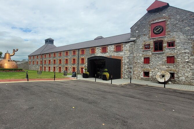 private-taxi-tour-of-blarney-castle-jameson-distillery-and-cobh