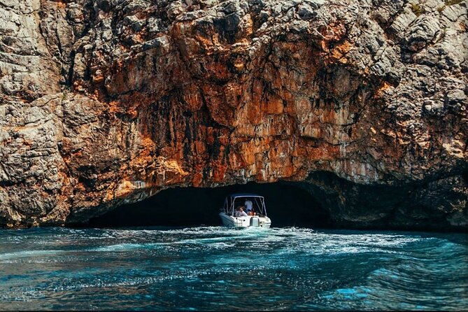 private-tour-blue-cave-and-lady-of-the-rocks-3-hours-tour