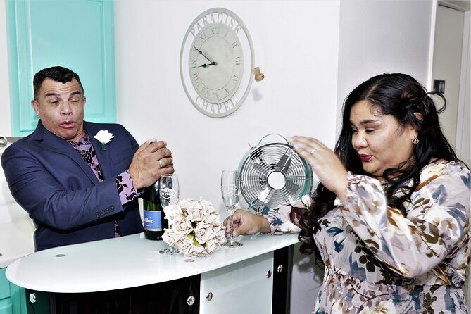 private-tour-by-limousine-of-las-vegas-chapel-row