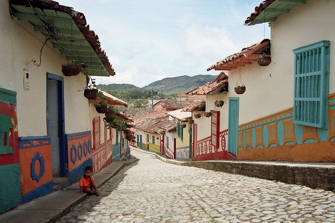 private-tour-colourful-guatape-and-the-penol-boulder-from-medellin