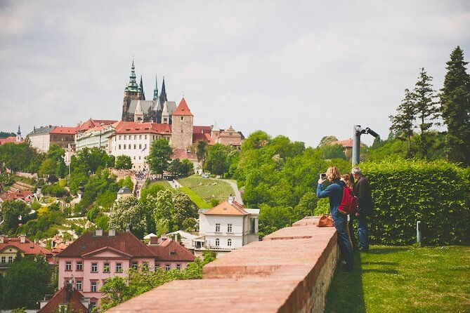private-tour-explore-the-majestic-prague-castle-admission-incl