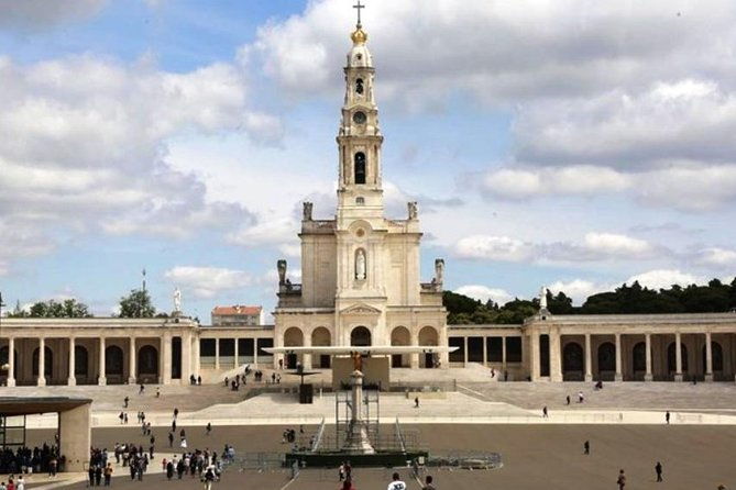 private-tour-highlights-fatima-sanctuary-nazare-big-waves-and-obidos-medieval