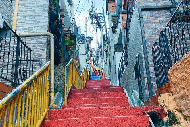 private-tour-in-pablo-escobar-and-comuna-13-medellin