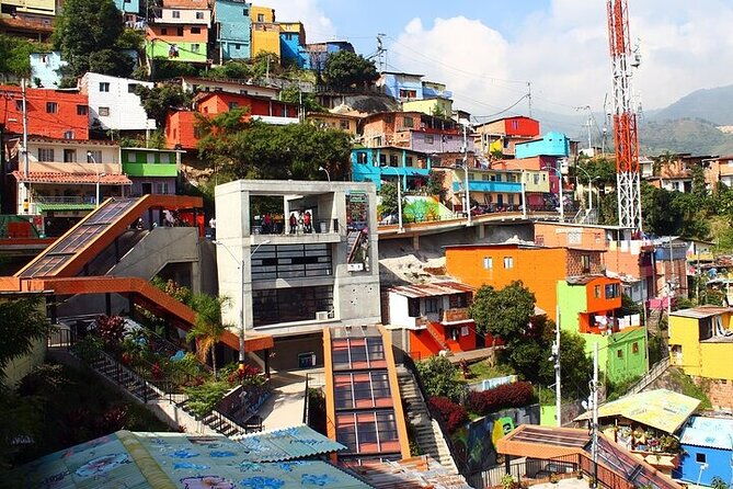 private-tour-in-pablo-escobar-and-comuna-13-with-cable-car