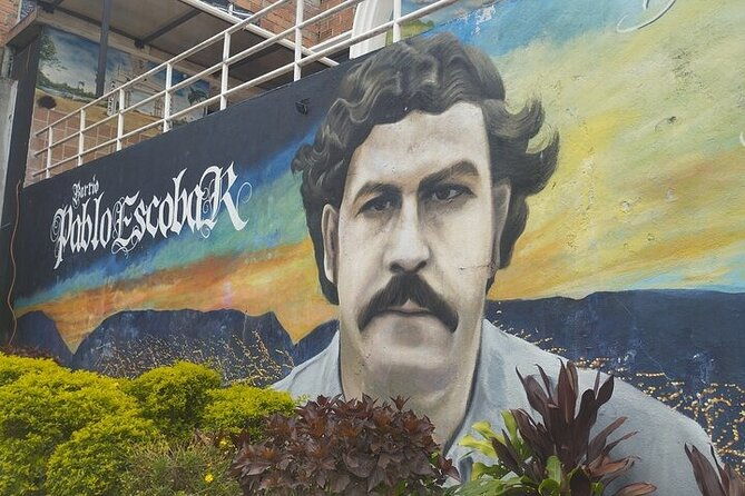 private-tour-in-pablo-escobar-and-comuna-13-with-cable-car