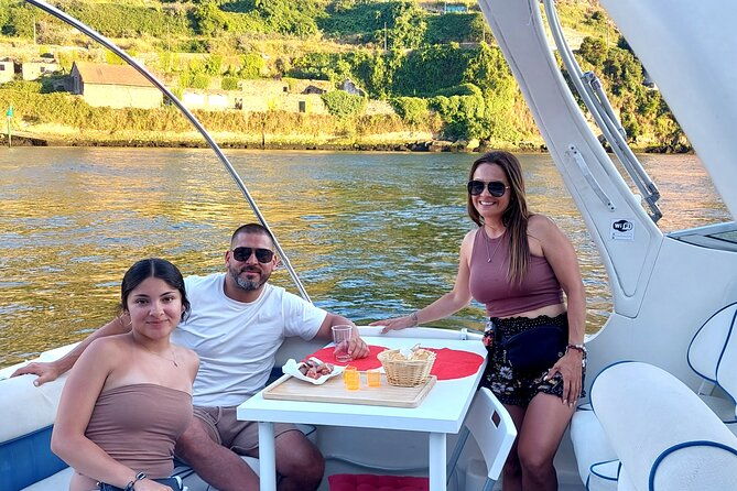 private-tour-in-the-douro-with-tasting-on-a-yacht-for-up-to-5-people