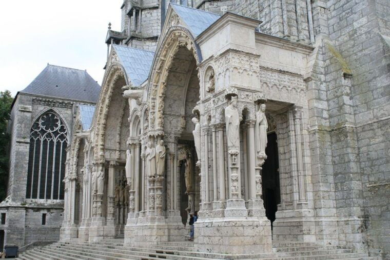private-tour-of-chartres-town-from-paris