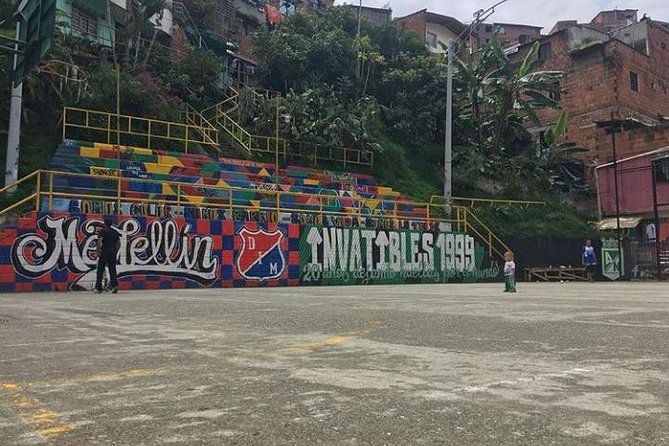 private-tour-of-comuna-13-graffiti-combined-with-pablo-escobar