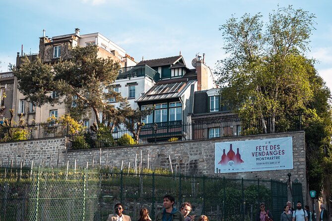 private-tour-of-montmartre-in-a-citroen-classic