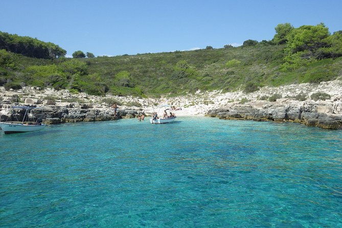 private-tour-of-pakleni-islands-red-cliffs-south-shore-of-hvar