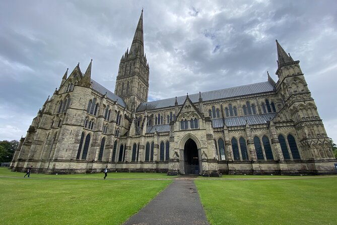 private-tour-of-stonehenge-and-salisbury-cathedral