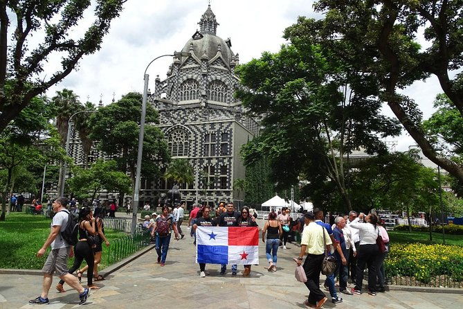 private-tour-of-the-city-of-medellin-combined-with-comuna-13-and-graffiti