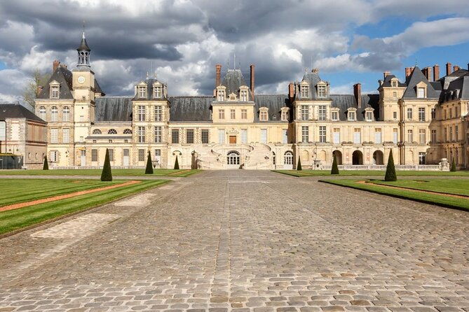 private-tour-of-the-great-christmas-of-vaux-le-vicomte-and-fontainebleau