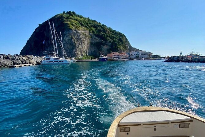 private-tour-of-the-island-of-ischia-and-or-procida-on-gozzo-apreamare