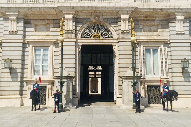 private-tour-of-the-royal-palace-private-guide-fast-entrance-and-pick-up-at-the-hotel