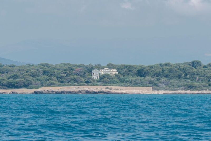 private-tour-on-a-sailboat-swim-and-paddle-antibes-cape