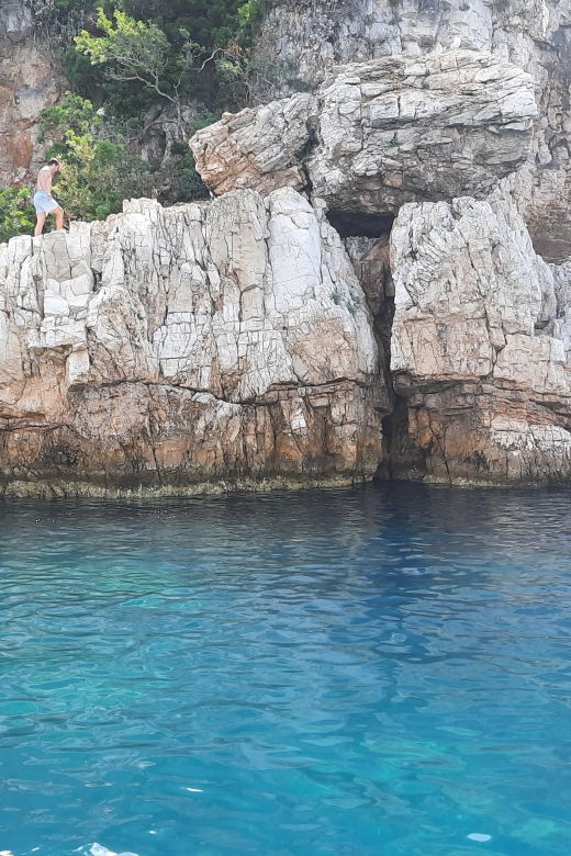 private-tour-on-a-sailboat-swim-and-paddle-antibes-cape