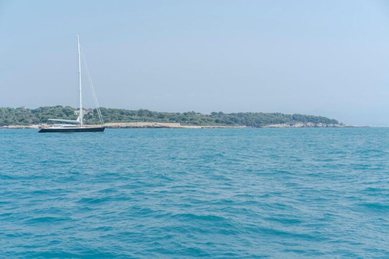 private-tour-on-a-sailboat-swim-and-paddle-antibes-cape