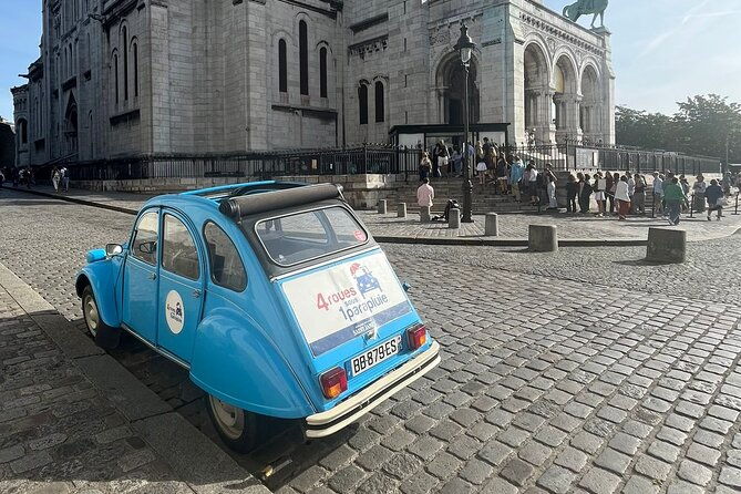 private-tour-paris-montmartre-1-hour-in-citroen-2cv