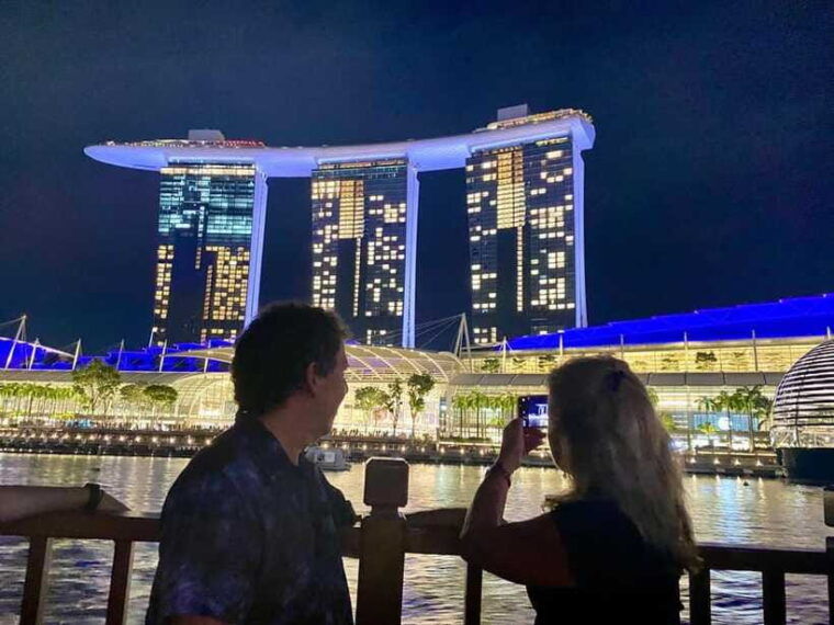 private-tour-sightseeing-marina-bay-sandsriver-cruisemax6