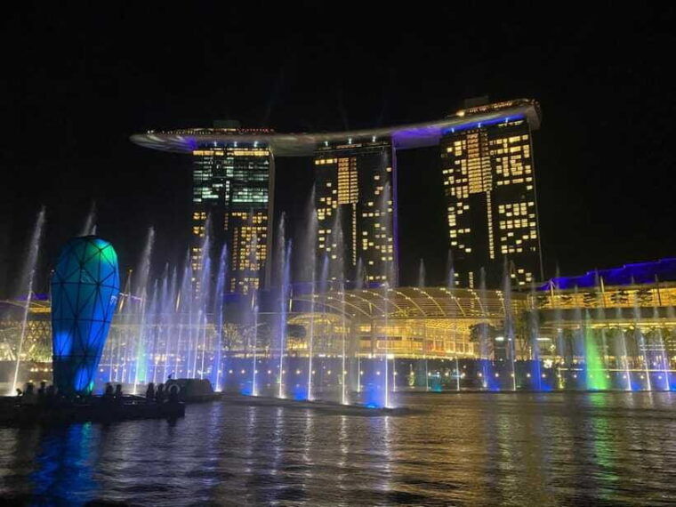 private-tour-sightseeing-marina-bay-sandsriver-cruisemax6