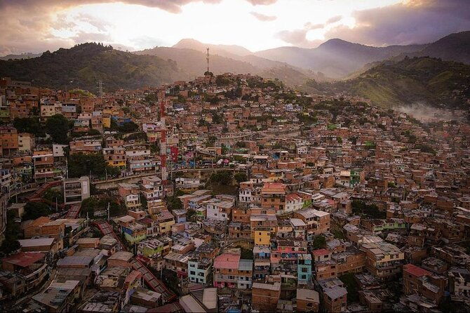 private-tour-to-comuna-13-exotic-fruit-market-in-medellin