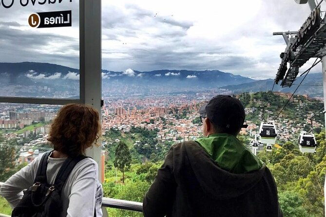 private-tour-to-comuna-13-exotic-fruit-market-in-medellin