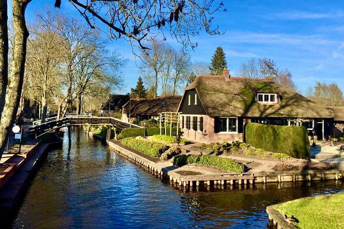 private-tour-to-giethoorn-with-boat-and-zaanse-schans-windmills