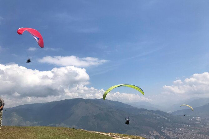 private-tour-to-guatape-el-penol-paragliding-from-medellin