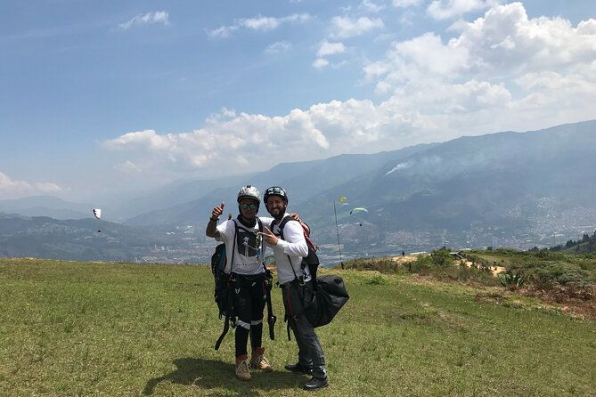 private-tour-to-guatape-el-penol-paragliding-from-medellin