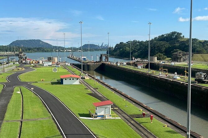 private-tour-to-panama-canal-locks-miraflores