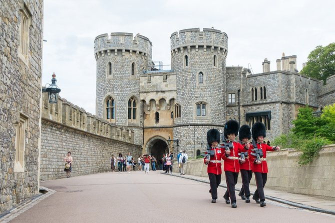 private-tour-to-stonehenge-and-windsor-castle-2