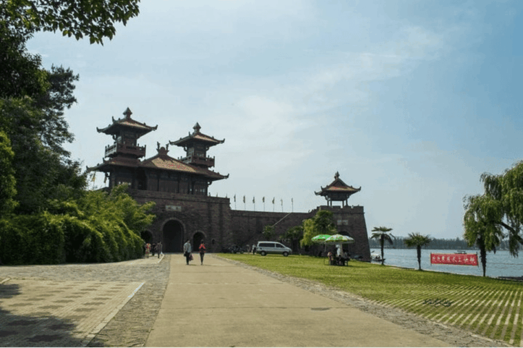 private-tour-to-wuhan-yellow-crane-tower-east-lake-by-ferry