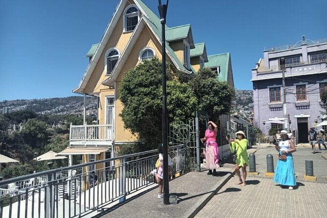 private-tour-valparaiso-and-vina-del-mar-wine-shop-in-white-house