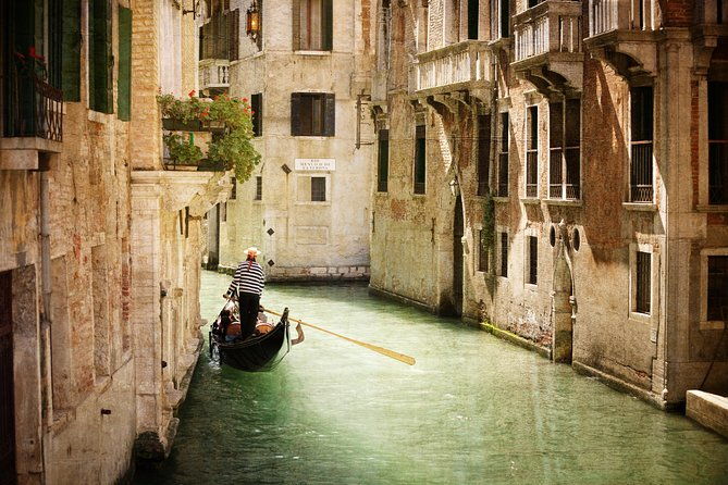 private-tour-venice-gondola-ride-with-serenade