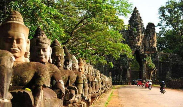 private-tours-angkor-wat-thom-and-small-group-temple