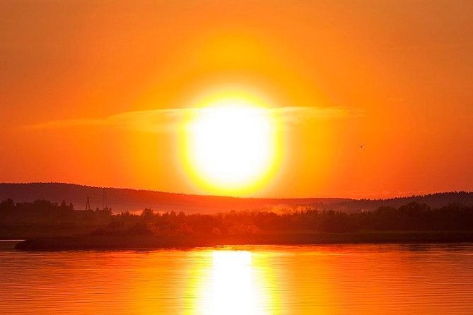 private-traditional-lakeside-sauna-with-midnight-sun
