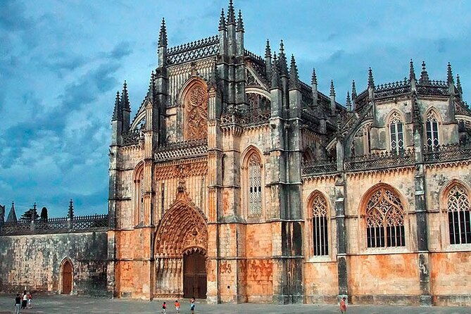 private-transfer-day-trip-lisbon-porto-with-tour-stop