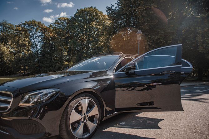 private-transfer-from-bru-airport-to-bruges-with-luxury-limousine-3-pax